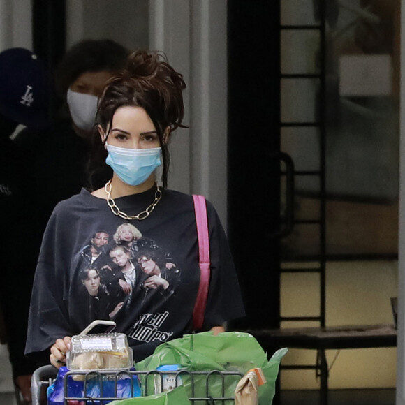 Exclusif - Nabilla Benattia et son compagnon Thomas Vergara sont allés faire des courses au supermarché Gelson au Century Mall. Arrivés depuis peu aux Etats-Unis, car Nabilla doit subir une opération sur ses prothèses mammaires. Le 23 juillet 2020