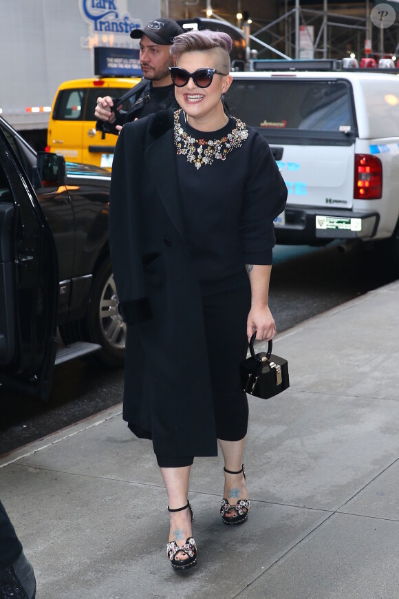 Kelly Osbourne à Manhattan pour la promotion de son nouveau livre "There Is No Fcking Secret: Letters From a Badass Bitch" le 25 avril 2017. © CPA / Bestimage