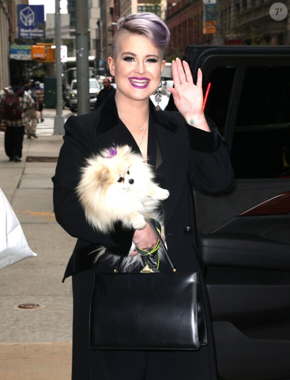 Kelly Osbourne à la sortie des studios de l'émission "Watch What Happens Live" avec son chien à New York, le 24 avril 2017.