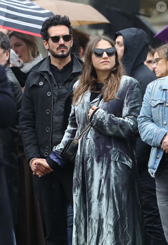 Izïa Higelin et son compagnon Bastien Burger lors des obsèques de Jacques Higelin au cimetière du Père Lachaise à Paris le 12 avril 2018.