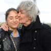 Jacques Higelin et sa fille Izïa manifestent au Trocadéro de Paris. Le 17 avril 2012. @Ammar Abd Rabbo/ABACAPRESS.COM