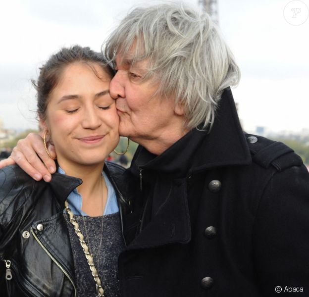 Jacques Higelin et sa fille Izïa manifestent au Trocadéro de Paris. Le 17 avril 2012. @Ammar Abd Rabbo/ABACAPRESS.COM