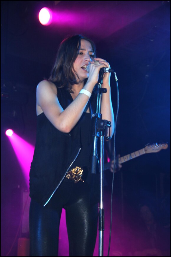 Izïa Higelin en concert au Bus Palladium, à Paris, le 23 mars 2011.