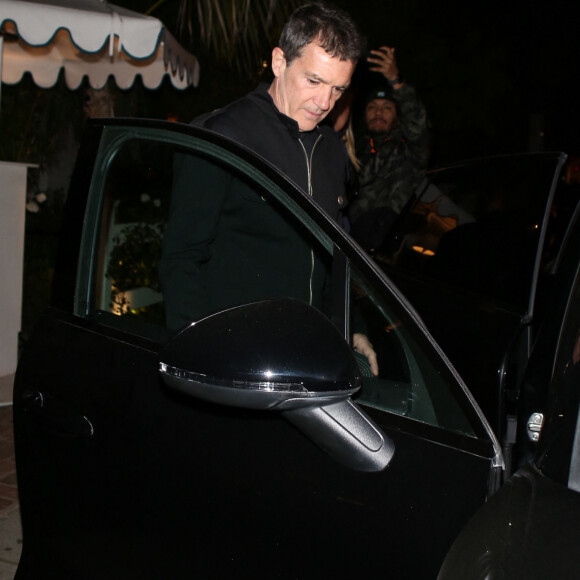 Melanie Griffith, Antonio Banderas et sa compagne N. Kimpel quittent le restaurant San Vicente Bungalows à Los Angeles, le 5 février 2020, où se déroulait l'anniversaire de l'actrice S. Foster.