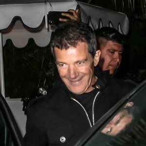 Melanie Griffith, Antonio Banderas et sa compagne N. Kimpel quittent le restaurant San Vicente Bungalows à Los Angeles, le 5 février 2020, où se déroulait l'anniversaire de l'actrice S. Foster.