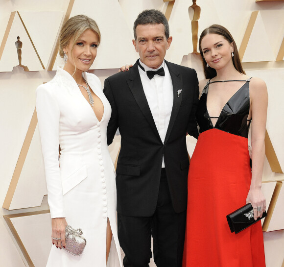 Antonio Banderas entre sa compagne Nicole Kimpel et sa fille Stella Banderas lors du photocall des arrivées de la 92ème cérémonie des Oscars 2020 au Hollywood and Highland à Los Angeles, Californie, Etats-Unis, le 9 février 2020.