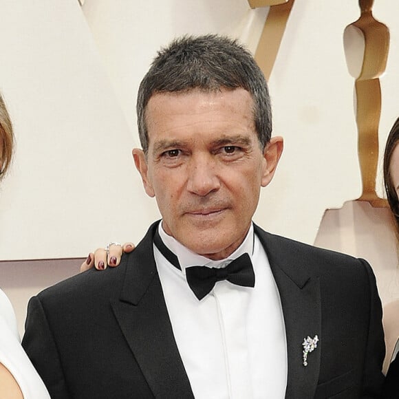 Antonio Banderas entre sa compagne Nicole Kimpel et sa fille Stella Banderas lors du photocall des arrivées de la 92ème cérémonie des Oscars 2020 au Hollywood and Highland à Los Angeles, Californie, Etats-Unis, le 9 février 2020.