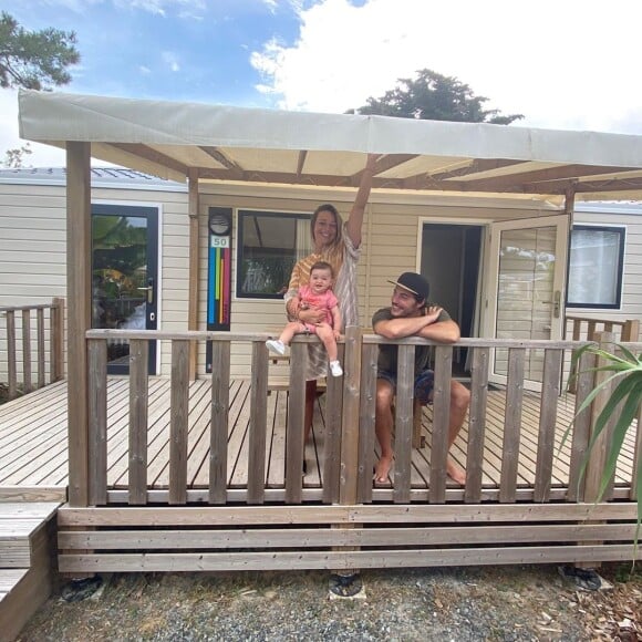 Cindy Poumeyrol avec son mari Thomas et leur fille Alba, le 9 août 2020, à l'Île de ré