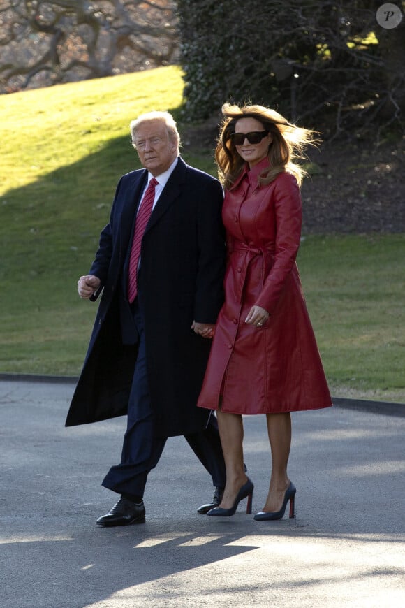 Le président américain Donald J. Trump et la première dame Melania Trump marchent sur la pelouse sud de la Maison Blanche à Washington DC, États-Unis, le vendredi 14 février 2020.