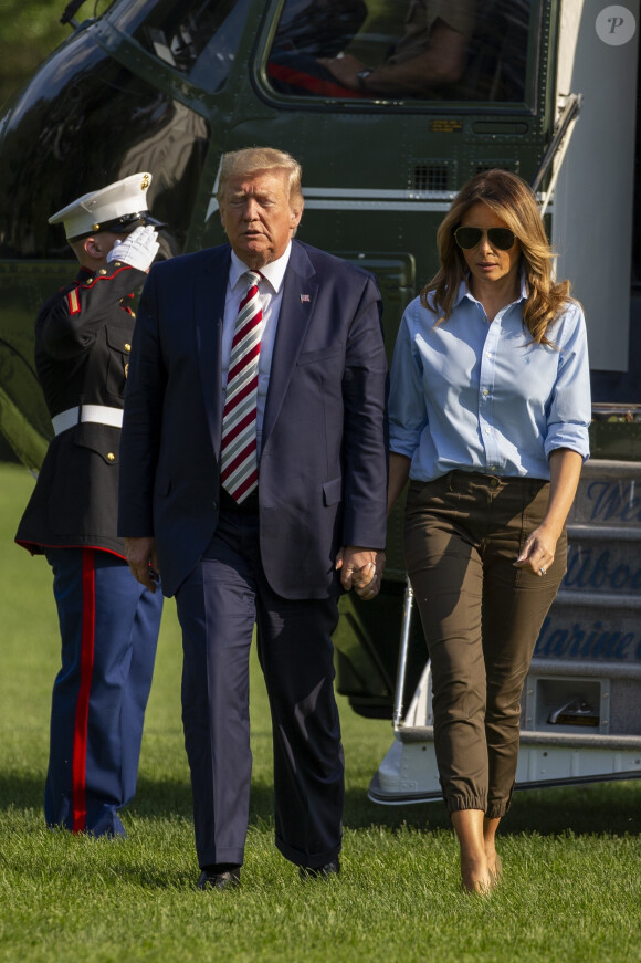 Le président Donald Trump et sa femme Melania reviennent à la Maison Blanche après un week-end au Trump National Golf Club le 4 août 2019.
