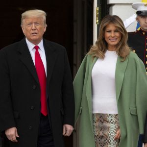 Melania Trump et son mari, le président Donald Trump, avec le président de l'Equateur Lenín Moreno et son épouse Rocio Gonzales De Moreno devant la Maison Blanche, le 12 février 2020.