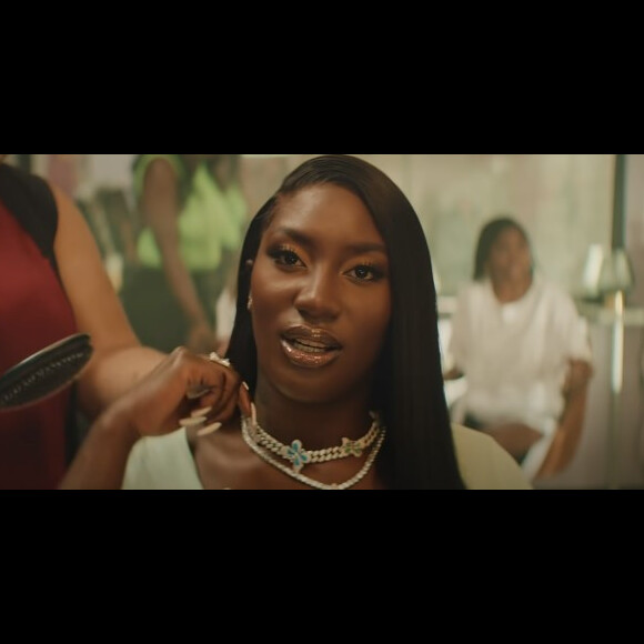 Aya Nakamura dans le clip du titre "Jolie Nana".