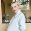 Emilie Satt, enceinte, prend la pose sur Instagram. Le 17 juillet 2020.