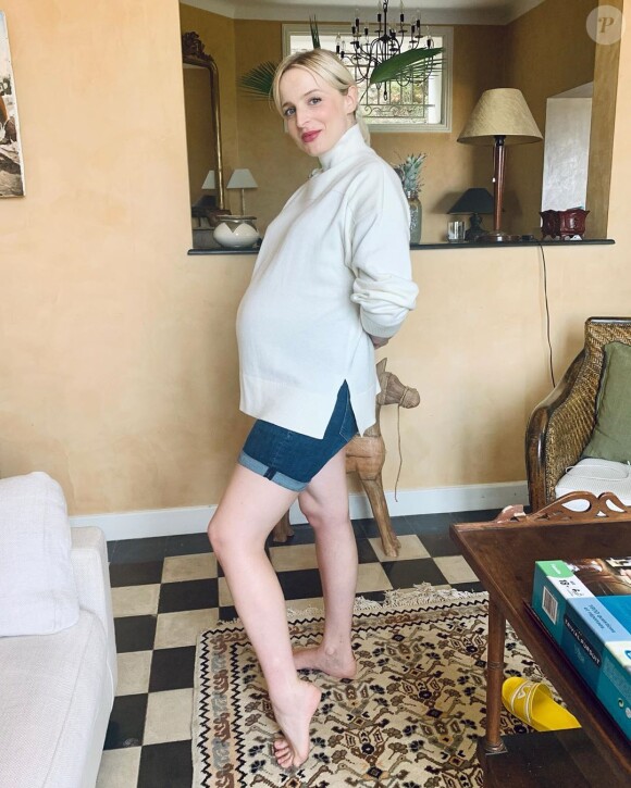 Emilie Satt, enceinte, prend la pose sur Instagram. Le 17 juillet 2020.