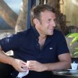 Exclusif - Le président Emmanuel Macron, masqué, prend un bain de foule à Bormes-les-Mimosas le 3 aout 2020. Il a ensuite pris un pot avec François Arizzi, le maire de la commune. © Jacovides/Moreau/Bestimage 