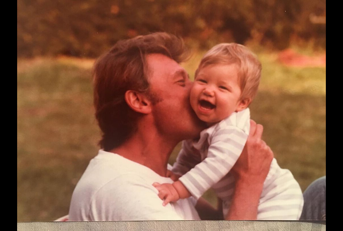 Photo : Johnny Hallyday et sa fille Laura Smet bébé sur l'Instagram de  Nathalie Baye, le 20 août 2020. - Purepeople