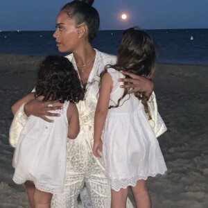 Amel Bent en vacances (dans une destination gardée secrète) avec ses deux filles Sofia et Hana. Août 2020.