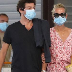 Exclusif - Laeticia Hallyday et son compagnon Pascal Balland prennent un vol à l'aéroport Roissy CDG pour une échappée à deux, sans enfants le 26 juin 2020.