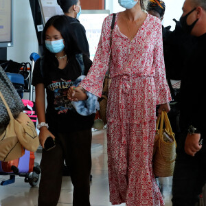 Exclusif - Laeticia Hallyday en famille au départ de l'aéroport Charles-de-Gaulle à Paris pour Saint-Barthélemy. Le 21 juillet 2020. @Agence / Bestimage