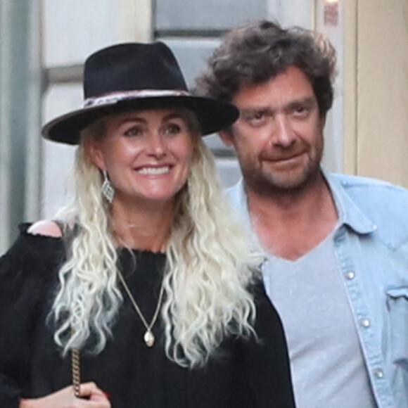 Exclusif - Laeticia Hallyday et son compagnon Pascal Balland sont allés dîner au restaurant "Joia" d'Hélène Darroze avec Liliane Jossua et Isabelle Camus à Paris. @Agence / Bestimage