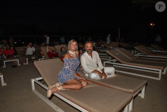 Exclusif - Romain Sardou et sa compagne Kym Thiriot lors d'une séance de cinéma en plein air sur la plage de Tahiti à Ramatuelle le 20 août 2020. © Jack Tribeca / Bestimage