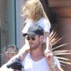 Exclusif - Chris Hemsworth et sa femme Elsa Pataky sont allés déjeuner en famille au restaurant Ollo à Malibu, Los Angeles.