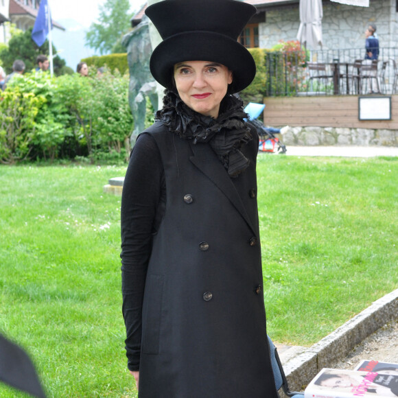 Amelie Nothomb en seance de dedicaces lors de la 9eme edition de la Fête du Livre, le  25 mai 2019.