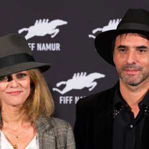 Vanessa Paradis et son compagnon Samuel Benchetrit au photocall du film "Chien" au 32e festival international du film francophone de Namur le 5 octobre 2017.
