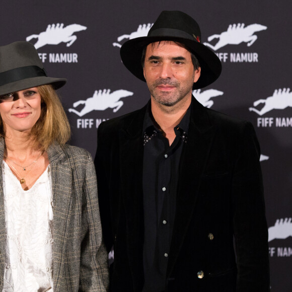 Vanessa Paradis et son compagnon Samuel Benchetrit au photocall du film "Chien" au 32e festival international du film francophone de Namur le 5 octobre 2017.