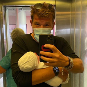 Benjamin Castaldi avec son fils dans les bras sur Instagram