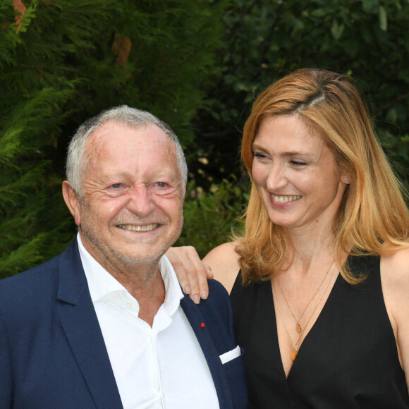 Jean-Michel Aulas et Julie Gayet - Photocall du film "Les joueuses" - Festival du film Francophone d'Angoulême 2020. Le 1er septembre 2020. © Guirec Coadic / Bestimage