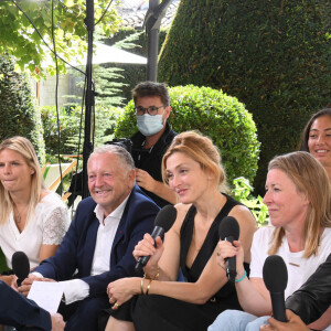 Eugénie Le Sommer, Jean-Michel Aulas, Julie Gayet, Stéphanie Gillard, Wendie Renard, Selma Bacha - Photocall du film "Les joueuses" - Festival du film Francophone d'Angoulême 2020. Le 1er septembre 2020. © Guirec Coadic / Bestimage