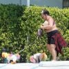 Exclusif - Aubrey O'Day se balade avec ses chiens teints de toutes les couleurs dans les rues de Palm Springs en Californie. Aubrey O'Day accuse les paparazzi d'avoir altéré son poids sur des photos virales... Le 27 aôut 2020