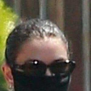 Charli XCX est allée acheter son déjeuner à emporter au restaurant Little Dom's Deli à Los Angeles, le 24 juillet 2020. Elle porte un masque de protection contre le Coronavirus (Covid-19).