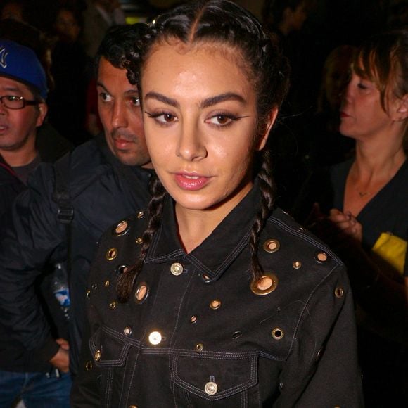 La chanteuse Charli XCX (Charlotte Emma Aitchison) Défilé de mode "Kenzo" collection prêt-à-porter Printemps-Eté 2017 lors de la Fashion Week de Paris à la Cité de l'architecture et du patrimoine au Trocadéro à Paris, France, le 4 octobre 2016.