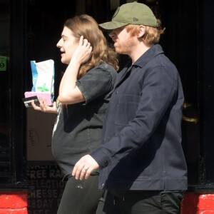 Exclusif - Rupert Grint et sa compagne Georgia Groome (enceinte) à Londres, le 9 avril 2020.