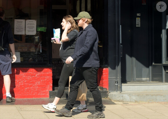 Exclusif - Rupert Grint et sa compagne Georgia Groome (enceinte) à Londres, le 9 avril 2020.
