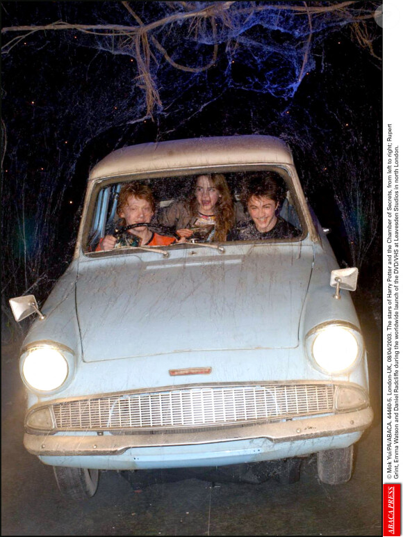 Daniel Radcliffe, Rupert Grint et Emma Watson lors du lancement du DVD "Harry Potter et la Chambre des secrets" à Londres en 2003.