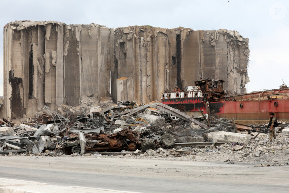 Illustration du port de Beyrouth, détruit par l'explosion de 2750 tonnes de nitrate d'ammonium, depuis le porte-hélicoptères français Tonnerre le 1er septembre 2020. © Stéphane Lemouton / Bestimage 