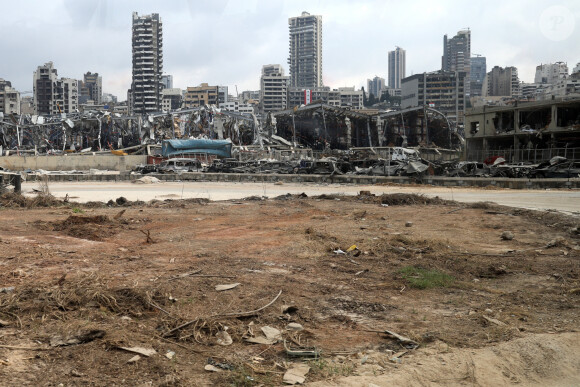 Illustration du port de Beyrouth, détruit par l'explosion de 2750 tonnes de nitrate d'ammonium, depuis le porte-hélicoptères français Tonnerre le 1er septembre 2020. © Stéphane Lemouton / Bestimage 