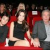 Alain-Fabien Delon, Anouchka Delon et leur père Alain Delon au cinéma Gaumont-Champs-Elysées, à Paris, poue la première du film "Astérix aux Jeux Olympiques" en 2008.
