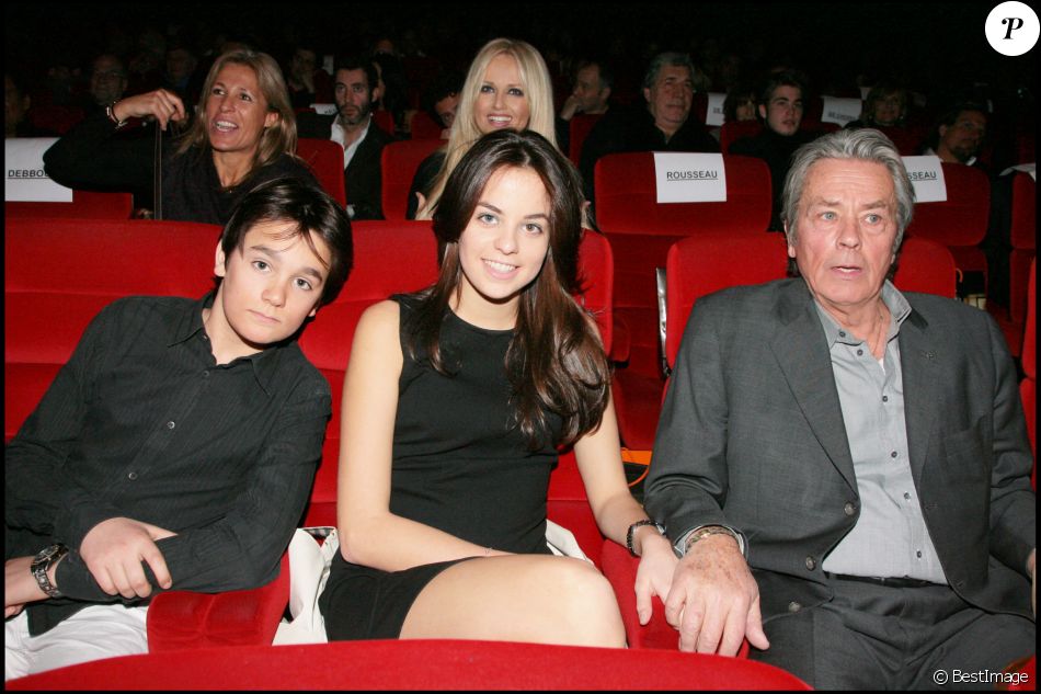 Alain Fabien Delon Anouchka Delon Et Leur Pere Alain Delon Au Cinema Gaumont Champs Elysees A Paris Poue La Premiere Du Film Asterix Aux Jeux Olympiques En 2 Purepeople