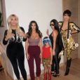 Kris Jenner (déguisée en Khloé Kardashian), Kim Kardashian (déguisée en Kourtney), sa nièce Penelope, Kourtney (déguisée en Kim) et Khloé (déguisée en Kris Jenner) pour l'épisode finale de L'incroyable famille Kardashian. Décembre 2019.
