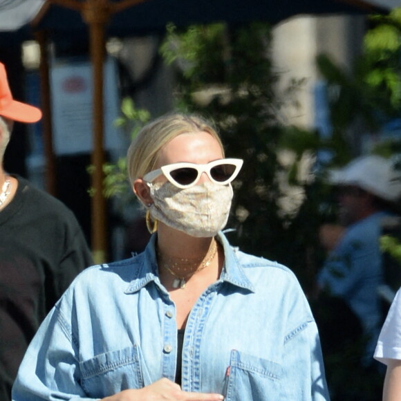 Exclusif - Ashlee Simpson, enceinte et son mari Evan Ross célèbrent leurs 3 ans de mariage avec des amis proches à Rocco's Tavern à Studio City, en Californie le 31 août 2020. Ils portent des masques pour faire face à l'épidémie de Coronavirus (COVID-19).
