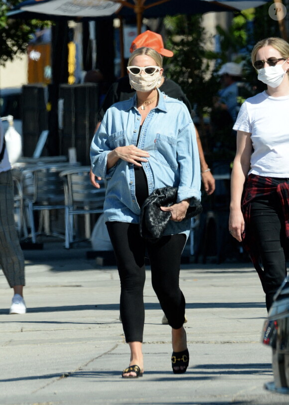 Exclusif - Ashlee Simpson, enceinte et son mari Evan Ross célèbrent leurs 3 ans de mariage avec des amis proches à Rocco's Tavern à Studio City, en Californie le 31 août 2020. Ils portent des masques pour faire face à l'épidémie de Coronavirus (COVID-19).