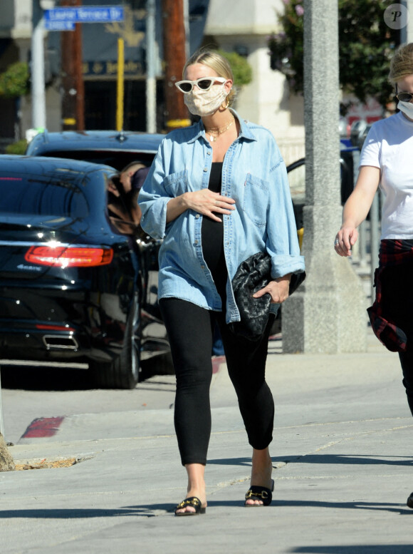 Exclusif - Ashlee Simpson, enceinte et son mari Evan Ross célèbrent leurs 3 ans de mariage avec des amis proches à Rocco's Tavern à Studio City, en Californie le 31 août 2020. Ils portent des masques pour faire face à l'épidémie de Coronavirus (COVID-19).