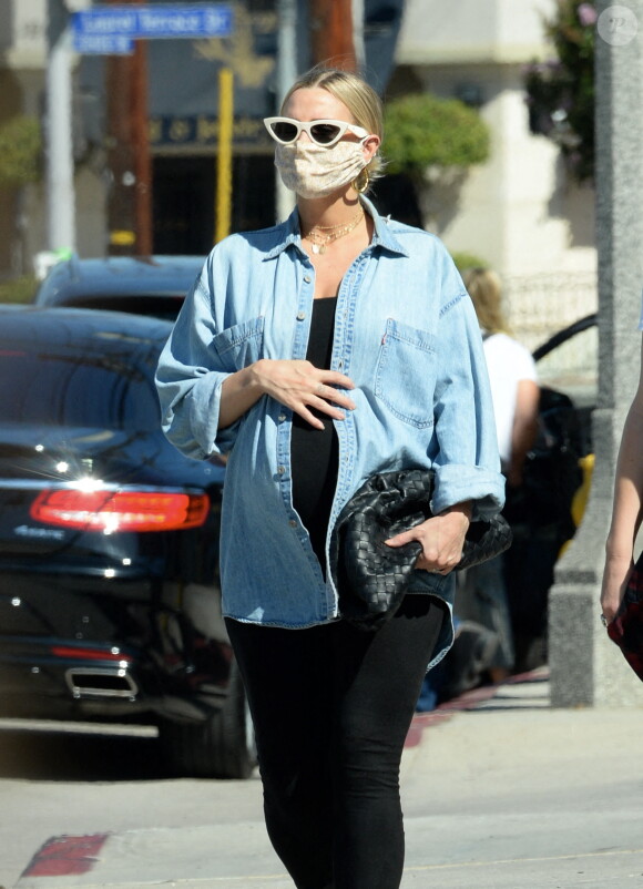 Exclusif - Ashlee Simpson, enceinte et son mari Evan Ross célèbrent leurs 3 ans de mariage avec des amis proches à Rocco's Tavern à Studio City, en Californie le 31 août 2020. Ils portent des masques pour faire face à l'épidémie de Coronavirus (COVID-19).