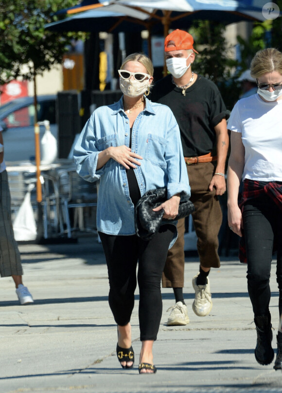 Exclusif - Ashlee Simpson, enceinte et son mari Evan Ross célèbrent leurs 3 ans de mariage avec des amis proches à Rocco's Tavern à Studio City, en Californie le 31 août 2020. Ils portent des masques pour faire face à l'épidémie de Coronavirus (COVID-19).