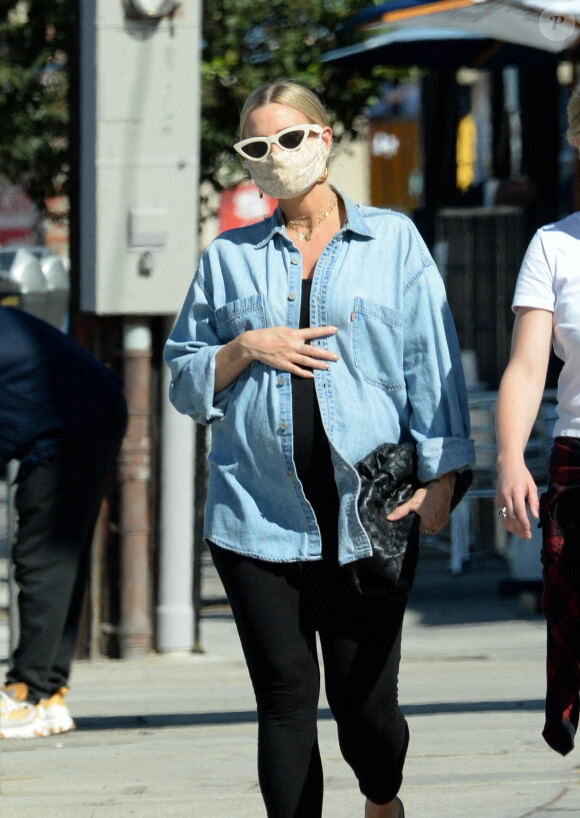 Exclusif - Ashlee Simpson, enceinte et son mari Evan Ross célèbrent leurs 3 ans de mariage avec des amis proches à Rocco's Tavern à Studio City, en Californie le 31 août 2020. Ils portent des masques pour faire face à l'épidémie de Coronavirus (COVID-19).