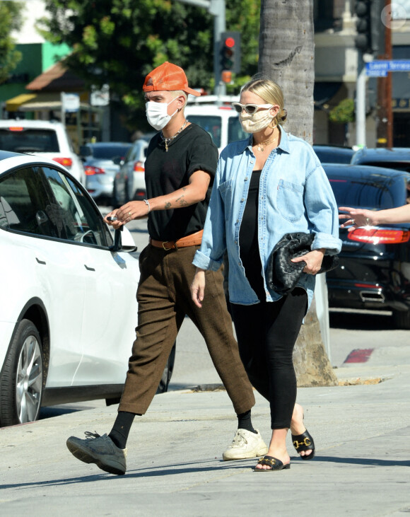 Exclusif - Ashlee Simpson, enceinte et son mari Evan Ross célèbrent leurs 3 ans de mariage avec des amis proches à Rocco's Tavern à Studio City, en Californie le 31 août 2020. Ils portent des masques pour faire face à l'épidémie de Coronavirus (COVID-19).